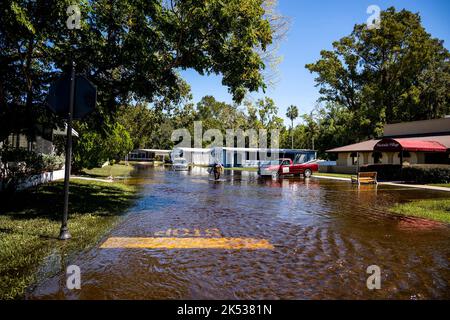 Winter Springs, USA. 02. Oktober 2022. Hacienda Village, eine mehr als 55-Häuser-Gemeinde in Winter Springs, Florida, sah am Sonntag, den 2. Oktober 2022, große Überschwemmungen durch den Hurrikane Ian, wobei die Straßen immer noch unter Wasser waren. (Foto von Patrick Connolly/Orlando Sentinel/TNS/Sipa USA) Quelle: SIPA USA/Alamy Live News Stockfoto