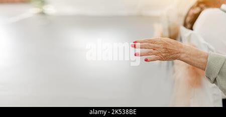 Ältere Frau mit roter Maniküre, faltiger Handfläche mit deutlich sichtbaren Adern, die nach vorne reichen. Banner. Isolierter weißer Hintergrund, Nahaufnahme, Polizist Stockfoto