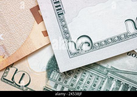 Hintergrund der internationalen Währungen. Geld aus verschiedenen Ländern: Dollar, Euro. Stockfoto