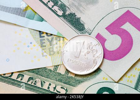 Ein Rubel vor dem Hintergrund von Euro- und Dollar-Banknoten. Hintergrund der internationalen Währungen. Geld aus verschiedenen Ländern: Dollar, Euro. Stockfoto