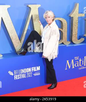 Emma Thompson, Schauspieler und Filmemacher nehmen an der Weltpremiere von Roald Dahls Matilda the Musical Teil, die von Sony Pictures in Kinos in ganz Großbritannien und veröffentlicht wurde Stockfoto