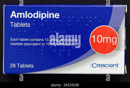 Schachtel mit 10mg Amlodipin-Tabletten von Crescent Pharma Limited. Die Tabletten sind Kalziumkanalblocker, die zur Behandlung von Bluthochdruck, Brustschmerzen und verwendet werden Stockfoto