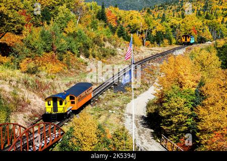 BASE STATION ROAD, NEW HAMPSHIRE, USA - 2. OKTOBER 2022: Die moderne Biodiesel-Lokomotive der Cog Railway kehrt mit Touristen aus Mount Washington zurück Stockfoto