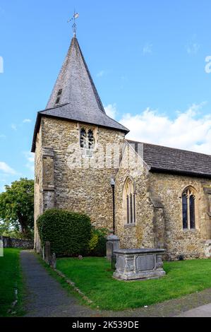 St. Mary the Virgin, eine alte Kirche in Westerham, Kent, Großbritannien. Die Geschichte dieser Westerham Kirche geht auf das 13.. Jahrhundert zurück. Stockfoto