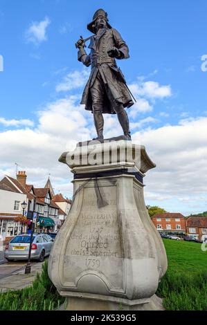 Eine Statue des Generalmajors James Wolfe auf dem Grünen in Westerham, Kent, Großbritannien. James Wolfe starb in der Schlacht von Quebec. Stockfoto