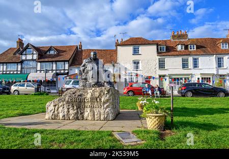 Eine Statue von Sir Winston Churchill auf dem Grünen in Westerham, Kent, Großbritannien. Churchill war ein ehemaliger britischer Premierminister, der vor Ort in Chartwell lebte. Stockfoto