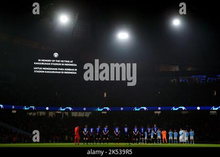 Die Spieler von Manchester City und des FC Kopenhagen beobachten einen Moment der Stille, um an die Opfer der Katastrophe im Kanjuruhan-Stadion in Indonesien zu erinnern, bevor das Spiel der UEFA Champions League Group G im Etihad Stadium in Manchester ausgetragen wird. Bilddatum: Mittwoch, 5. Oktober 2022. Stockfoto