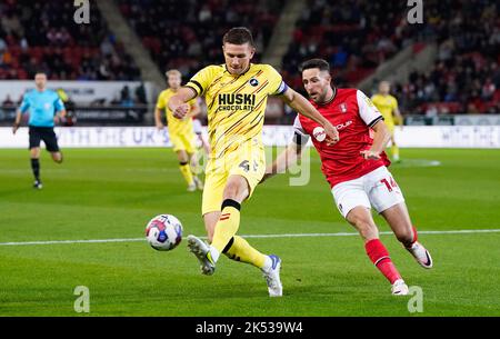 Conor Washington (rechts) von Rotherham United und Shaun Hutchinson von Millwall kämpfen während des Sky Bet Championship-Spiels im AESSEAL New York Stadium, Rotherham, um den Ball. Bilddatum: Mittwoch, 5. Oktober 2022. Stockfoto