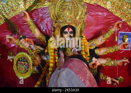 Kalkutta, Westbengalen, Indien. 5. Oktober 2022. Eine Frau führt ein Ritual mit Bananenblättern vor einem Idol der Hindu-Göttin Durga durch, während sie am letzten Tag des Durga Puja-Festivals in Kalkutta betet. (Bild: © Sudipta das/Pacific Press via ZUMA Press Wire) Stockfoto