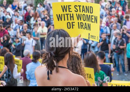 Rom, Italien. 05. Oktober 2022. Aktivisten von Amnesty International organisieren in Solidarität mit den Demonstranten im Iran am Mittwoch, den 5. Oktober 2022, in Rom ein Sit-in im Campidoglio von Rom. Tausende Iraner sind in den letzten zwei Wochen auf die Straße gegangen, um gegen den Tod von Mahsa Amini zu protestieren. Eine 22-jährige Frau, die von der iranischen Moralpolizei in der Hauptstadt Teheran verhaftet wurde, weil sie angeblich die strikte islamische Kleiderordnung nicht eingehalten hat. Quelle: Independent Photo Agency/Alamy Live News Stockfoto