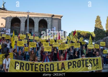 Rom, Italien. 05. Oktober 2022. Aktivisten von Amnesty International organisieren in Solidarität mit den Demonstranten im Iran am Mittwoch, den 5. Oktober 2022, in Rom ein Sit-in im Campidoglio von Rom. Tausende von Iranern gingen in den letzten zwei Wochen auf die Straße, um gegen den Tod von Mahsa Amini zu protestieren, einer 22-jährigen Frau, die von der iranischen Moralpolizei in der Hauptstadt Teheran verhaftet wurde, weil sie angeblich die strikte islamische Kleiderordnung nicht eingehalten hat. Quelle: Independent Photo Agency/Alamy Live News Stockfoto