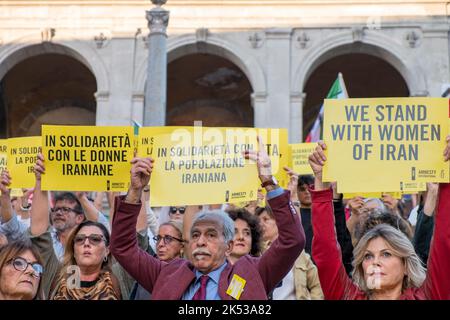 Rom, Italien. 05. Oktober 2022. Aktivisten von Amnesty International organisieren in Solidarität mit den Demonstranten im Iran am Mittwoch, den 5. Oktober 2022, in Rom ein Sit-in im Campidoglio von Rom. Tausende von Iranern gingen in den letzten zwei Wochen auf die Straße, um gegen den Tod von Mahsa Amini zu protestieren, einer 22-jährigen Frau, die von der iranischen Moralpolizei in der Hauptstadt Teheran verhaftet wurde, weil sie angeblich die strikte islamische Kleiderordnung nicht eingehalten hat. Quelle: Independent Photo Agency/Alamy Live News Stockfoto