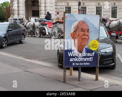 Wahlplakat des Amtsinhabers Alexander Van der Bellen zur Wahl des österreichischen Bundespräsidenten 2022 mit Fiaker im Hintergrund Stockfoto