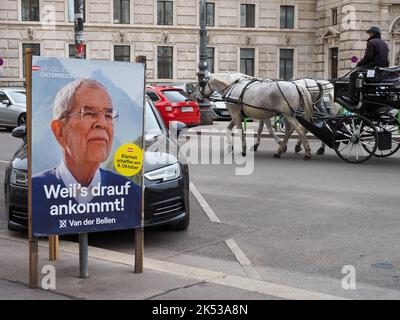 Wahlplakat des Amtsinhabers Alexander Van der Bellen zur Wahl des österreichischen Bundespräsidenten 2022 mit Fiaker im Hintergrund Stockfoto