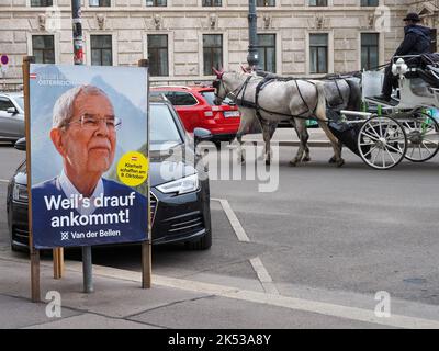 Wahlplakat des Amtsinhabers Alexander Van der Bellen zur Wahl des österreichischen Bundespräsidenten 2022 mit Fiaker im Hintergrund Stockfoto