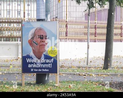 Wahlplakat des Amtsinhabers Alexander Van der Bellen zur Wahl des österreichischen Bundespräsidenten 2022 mit Fiaker im Hintergrund Stockfoto