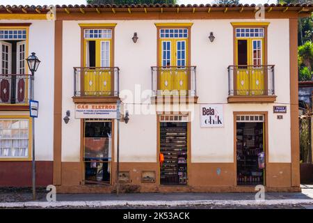 Zweistöckiges Kolonialgebäude mit gelben Fenstern in Sabará, Minas Gerais, Brasilien. Stockfoto