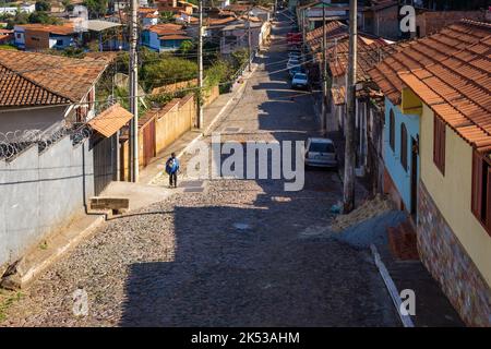 Ortsansässige Frau, die auf einer Straße in Sabará, Minas Gerais, Brasilien, läuft. Stockfoto