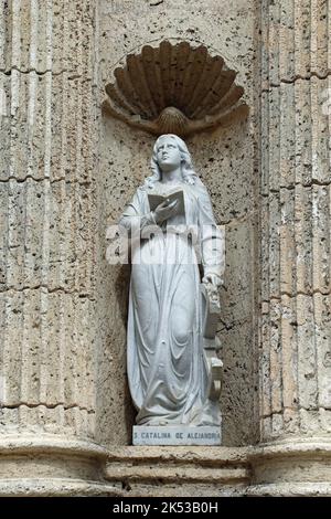 Statue der Heiligen Katharina von Alexandria an der Fassade der Kathedrale von Cartagena de Indias in Kolumbien Stockfoto