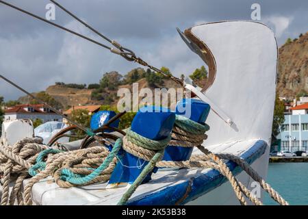 Bug eines traditionellen griechischen Holzschiffs mit Seilen und Seilen an Deck. Stockfoto