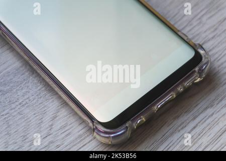 Burn-in OLED-Bildschirm auf Samsung-Handy. Sichtbare Markierungen, gebrannter Bildschirm eines Smartphones. Warschau, Polen - 5. Oktober 2022 Stockfoto