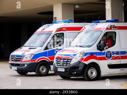 Krakau, Polen, zwei polnische Krankenwagen, geparkte Rettungsfahrzeuge, Seitenansicht. Notfalltransport, Parkplatz für Krankenwagen, öffentliche Sicherheit Stockfoto