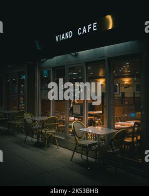 Viand Cafe bei Nacht, auf der Upper West Side, Manhattan, New York Stockfoto