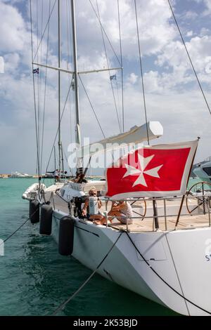 Zwei Damen mittleren Alters, die auf dem Deck einer großen Luxus-Segelyacht im Hafen von zakynthos auf Zante in griechenland sitzen, Damen auf Superyacht. Stockfoto