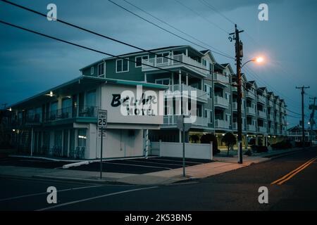 Bel Air Motel Vintage-Schild bei Nacht, Wildwood, New Jersey Stockfoto