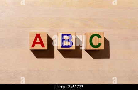 ABC-Buchstaben auf Würfeln. Start, Start Konzept, Alphabet auf Holztisch. Hochwertige Fotos Stockfoto