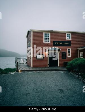 Twine Loft Restaurant an einem nebligen Abend, Trinity, Neufundland und Labrador, Kanada Stockfoto