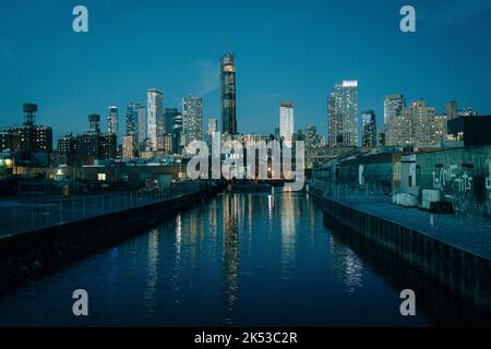 Blick auf den Gowanus-Kanal bei Nacht, Brooklyn, New York Stockfoto