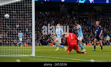 Manchester, England, 5.. Oktober 2022. Erling Haaland von Manchester City erzielt beim UEFA Champions League-Spiel im Etihad Stadium in Manchester sein zweites Tor und das zweite Tor von City. Bildnachweis sollte lauten: Andrew Yates / Sportimage Stockfoto