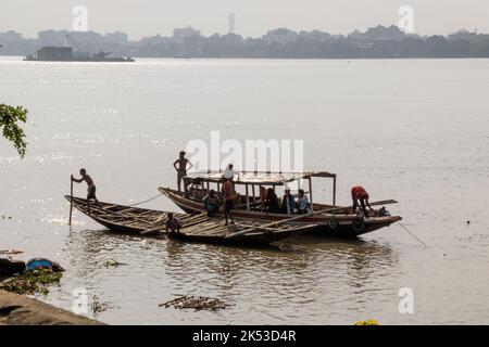 Die Vorbereitungen für das Eintauchen der Durga-Statue von Shobhabazar Rajbari in Kalkutta laufen am Ganga Ghat. Stockfoto