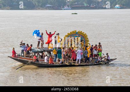 Die Vorbereitungen für die Eintauchungen des Durga-Idols von Shobhabazar Rajbari in Kalkutta laufen in Ganga Ghat. Stockfoto