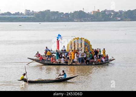 Die Vorbereitungen für die Eintauchungen des Durga-Idols von Shobhabazar Rajbari in Kalkutta laufen in Ganga Ghat. Stockfoto