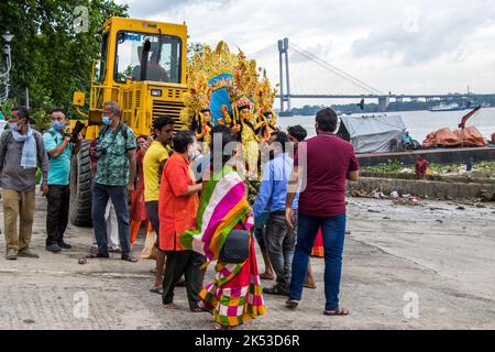 Bild von durga Idol Eintauchen in ganga Ghat kalkata West bengalen indien Stockfoto