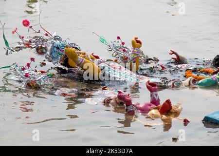 Idol der Göttin Durga wird am heiligen Fluss Ganges, am Ende des Durga Puja Festivals eingetaucht. Die Veranstaltung wird in bengalischer Sprache Bisorjon genannt. Stockfoto