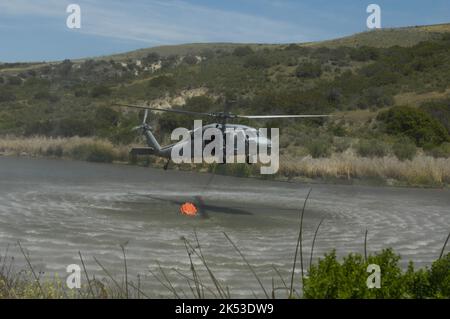 United States Navy MH-60s Seahawk füllt bambi-Eimer während des Wildfire-Trainings an Bord des MCB Camp Pendleton in Kalifornien Stockfoto