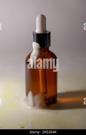 Kosmetisches Produkt in Gebrauch. Retinol, Gesichtsöl. Stockfoto