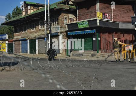 5. Oktober 2022, Srinagar, Jammu und Kashmir, Indien: Die Sicherheit wurde erhöht und die zivile Bewegung wurde an vielen Orten eingeschränkt, als Amit Shah Gurudwara Chati Patshahi in Rain Amit Shah während des laufenden dreitägigen Besuchs von HM Amit Shah in Jammu und Kaschmir besucht. (Bild: © Mubashir Hassan/Pacific Press via ZUMA Press Wire) Stockfoto