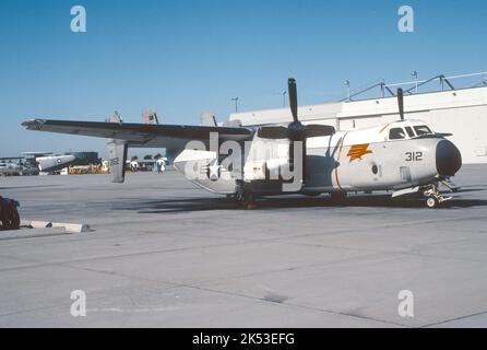 Grumman C-2A Greyhound von VAW-110 auf der Fluglinie am NAS Miramar in San Diego, Kalifornien Stockfoto