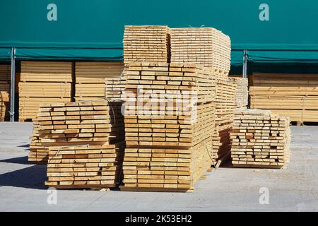 Lager von gesägten und gepackten Holzbrettern in einem Sägewerk. Stockfoto