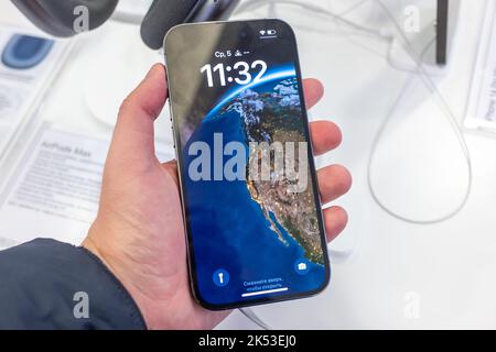 5. Oktober 2022, Moskau, Russland. Das neue Apple iPhone 14 Pro Smartphone im Schaufenster. Stockfoto