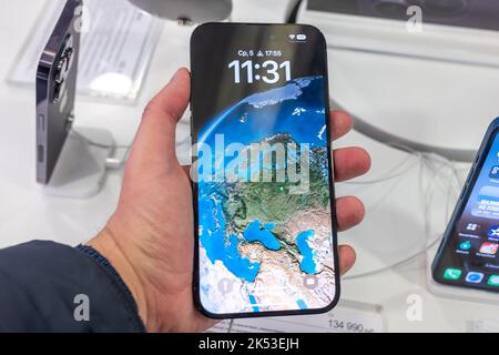 5. Oktober 2022, Moskau, Russland. Das neue Apple iPhone 14 Pro Max Smartphone im Schaufenster. Stockfoto