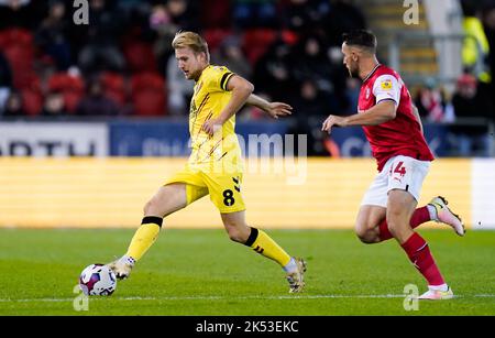 Millwalls Billy Mitchell (links) und Rotherham United's Conor Washington kämpfen während des Sky Bet Championship-Spiels im AESSEAL New York Stadium, Rotherham, um den Ball. Bilddatum: Mittwoch, 5. Oktober 2022. Stockfoto