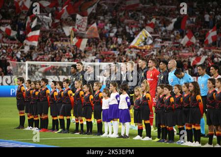 Sevilla, Spanien. 05. Oktober 2022. Fußball: Champions League, FC Sevilla - Borussia Dortmund, Gruppenphase, Gruppe G, Matchday 3 im Estadio Ramon Sanchez Pizjuan stehen die Spieler vor dem Spiel an. Kredit: Daniel Gonzalez Acuna/dpa/Alamy Live Nachrichten Stockfoto