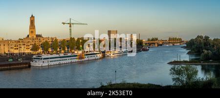 Arnhem, Provinz Gelderland, Niederlande, 02.10.2022, Panorama von Arnhem, Blick auf die Kirche St. Eusebius, den Fluss Nederrijn und die John Frost Brücke Stockfoto