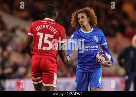 Hannibal Mejbri #6 aus Birmingham City schüttelt Anfernee Dijksteel #15 aus Middlesbroughs Hand, nachdem er ihn während des Sky Bet Championship-Spiels Middlesbrough gegen Birmingham City im Riverside Stadium, Middlesbrough, Großbritannien, 5.. Oktober 2022 gefangen hatte (Foto by Mark Cosgrove/News Images) Stockfoto