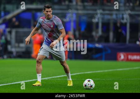 Mailand, Italien. 04. Oktober 2022. Robert Lewandowski vom FC Barcelona erwärmt sich während des UEFA Champions League 2022/23 Group Stage - Gruppe C Fußballspiels zwischen dem FC Internazionale und dem FC Barcelona im Giuseppe Meazza Stadium. (Endergebnis ; Inter 1 - 0 Barcelona) Credit: SOPA Images Limited/Alamy Live News Stockfoto